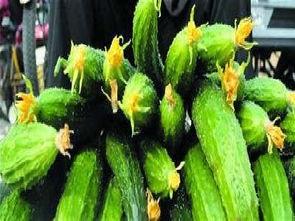 戴花和吃瓜,夏日休闲生活新风尚