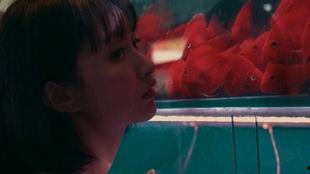 冷漠吃瓜少女,她为何在众人中独树一帜？