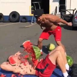 女子躺地上吃瓜,女子躺地畅享夏日瓜果盛宴