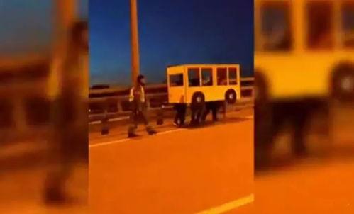 带你吃瓜沙雕路灯,街头艺术新风尚