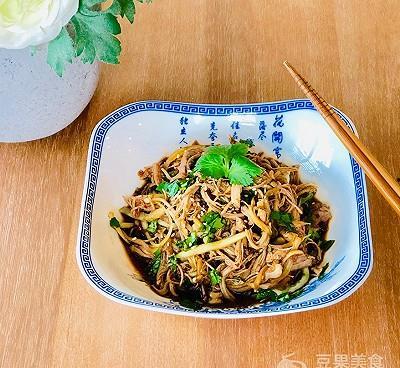 吃瓜手撕鸡,美味佳肴尽享口福